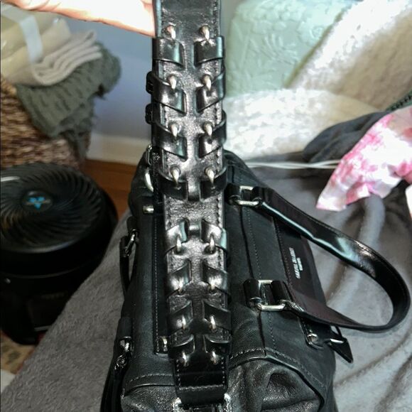 Olivia Harris Black Leather Duffel Bag with Modern Chain-Link Design - Picture 4 of 16